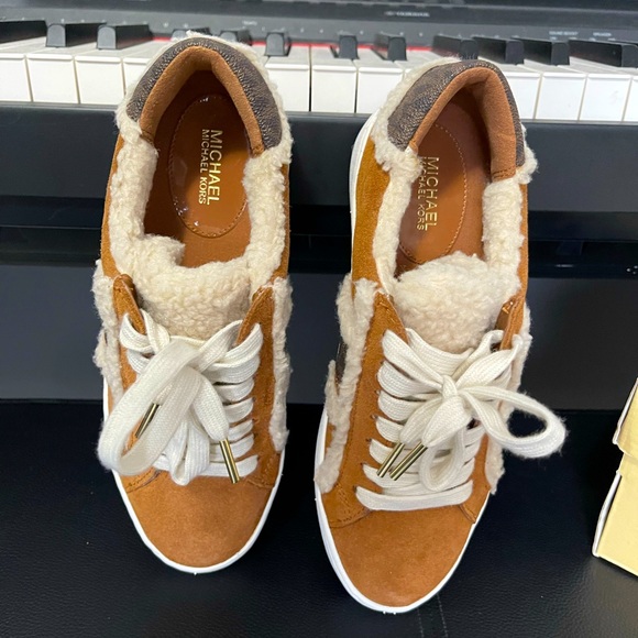 SOLD ‼️Michael Kors Sneakers - Picture 2 of 5